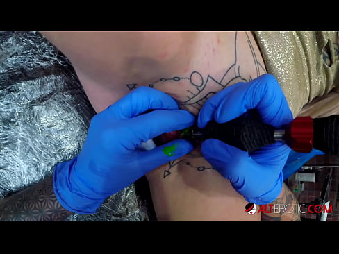 ❤️ Ekstremt tatovert hottie Sully Savage tok en tatovering på klitoris ️❌ Porno på porno no.passiveincome1.ru ☑